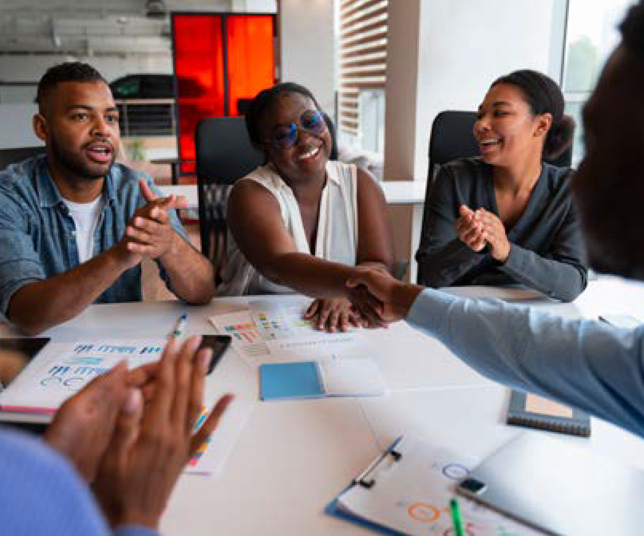 Collaborateurs africains dans un environnement de travail épanouissant